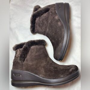 Skechers Arch Fit Brown Suede Faux Fur Lined Ankle Boots | Women’s 9.5